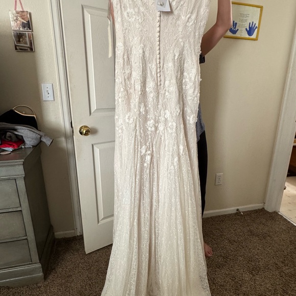 Elegant Lace Sleeveless wedding dress - Picture 10 of 15